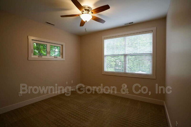 Building Photo - 540C Moore Ave