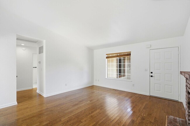 Building Photo - Remodeled 2 Bed, 2 Bath Townhouse in Petaluma's Morningstar Community