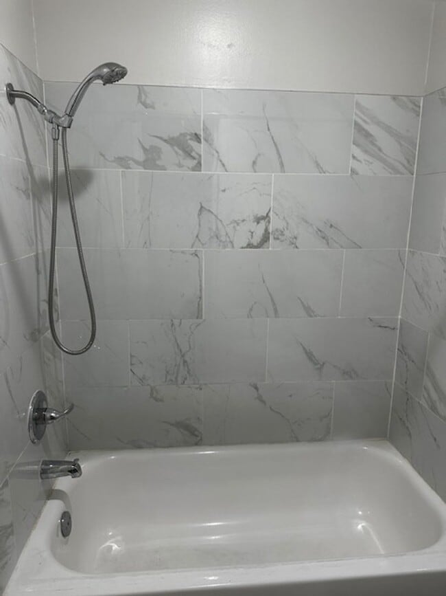 Building Photo - 2 bedroom & 1 bath condo in a parklike set...