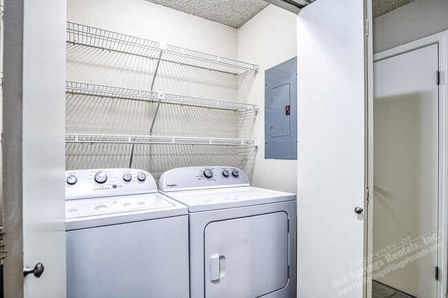 Building Photo - West Gate Area | LaCoruna Courts| Townhome | Unfurnished