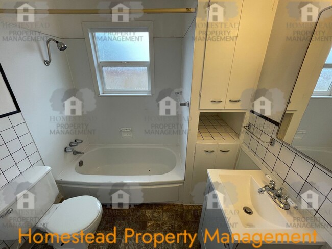 Building Photo - 410