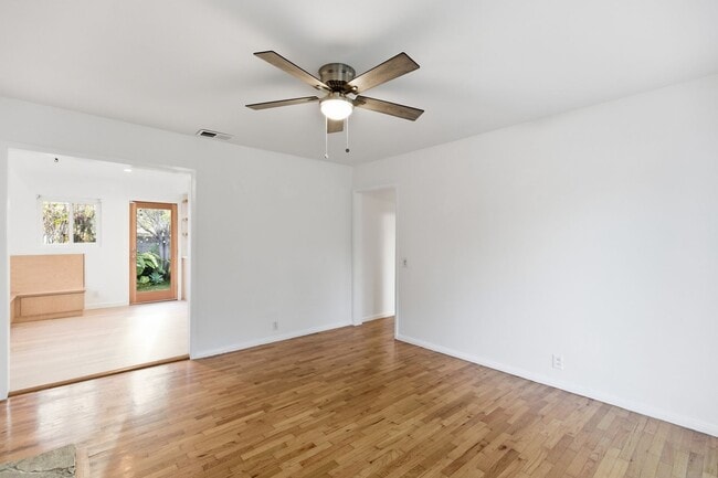 Building Photo - Beautiful 3 Bed + 2 Bath House + Front & Back Yard, Garage, Driveway