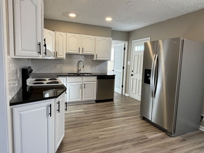 Building Photo - Charming 3 Bed 1 Bath with 1 Car Garage!