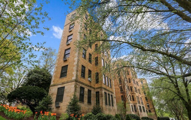 Building Photo - 2032 Belmont Rd NW