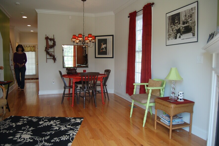 Building Photo - 210 Heights Ln