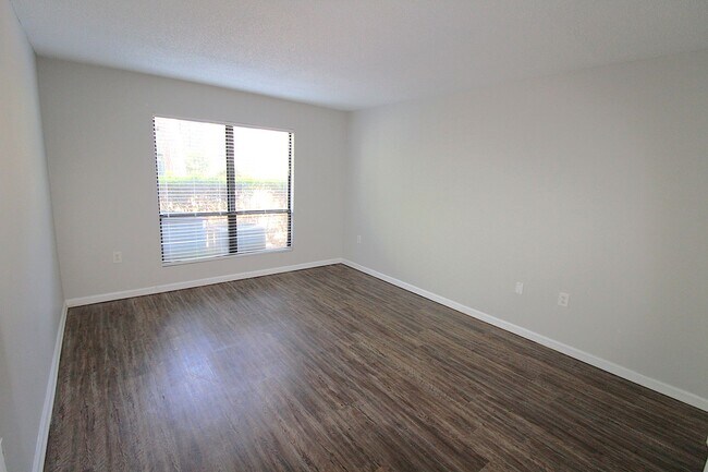 Building Photo - 1 Bedroom Condo in South Park