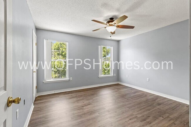 Building Photo - 933 Scenic Oak Ln