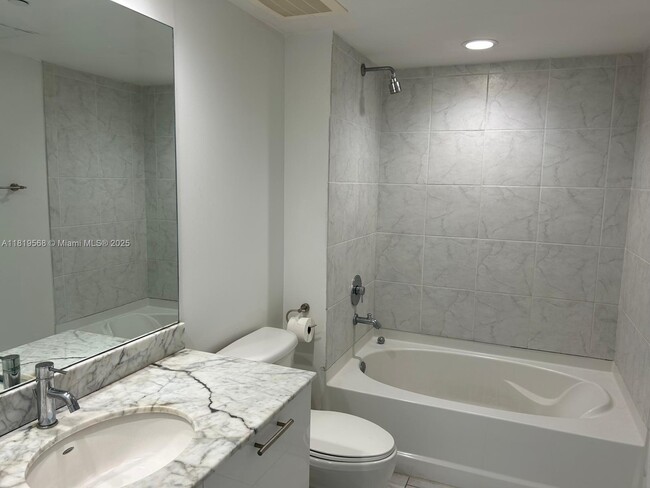 Building Photo - 950 Brickell Bay Dr