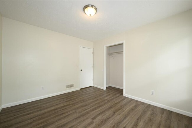 Building Photo - 2100 Whitebluff Way NE