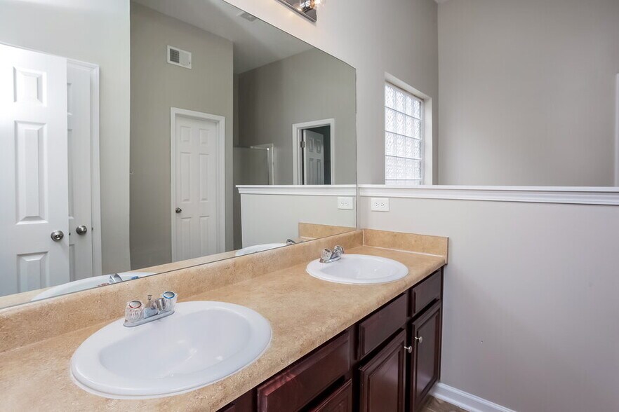 Building Photo - 2420 Valley Creek Dr