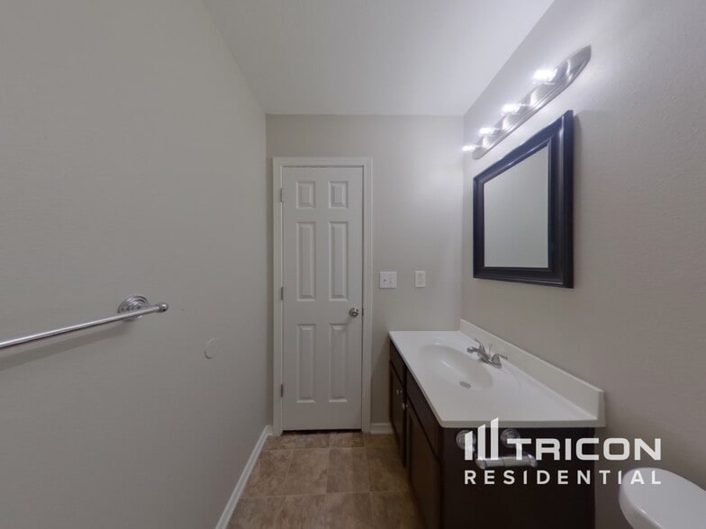 Building Photo - 4116 Larkhaven Village Dr