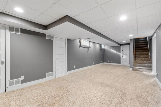 Building Photo - 2300 NE McKinley St