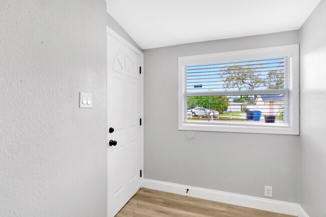 Building Photo - 1515 Sadlon Ave