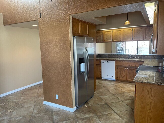Building Photo - Desirable Windsor Beach Condo! Unfurnished...