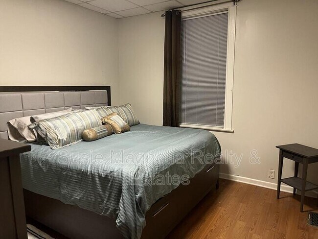 Building Photo - 736 Dover Pl