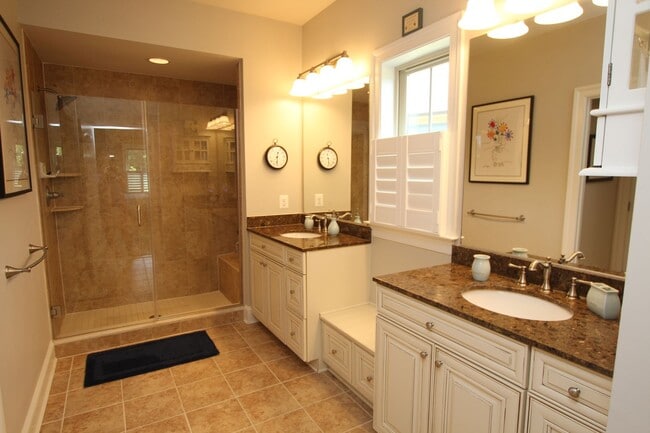 Building Photo - Beautiful Furnished Home Close to Bethany ...