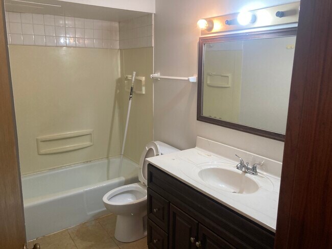 Building Photo - 10628 W Bobolink Ave