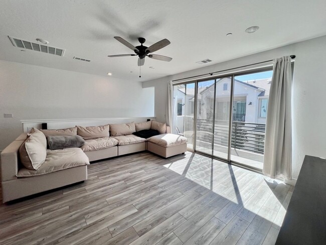 Building Photo - $2,395 Herndon & Peach, 2 Bedroom Townhous...