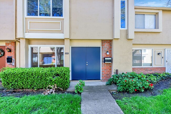 Primary Photo - BEAUTIFUL REMODELED TWO STORY TOWNHOME IN ...