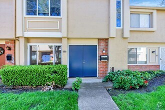 Building Photo - BEAUTIFUL REMODELED TWO STORY TOWNHOME IN ...