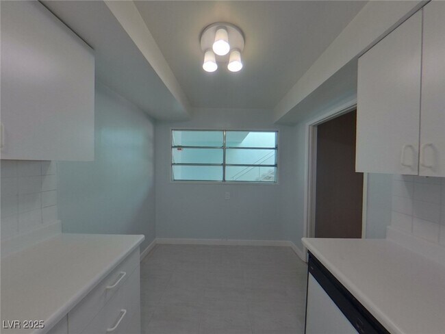 Building Photo - 1700 Rexford Dr