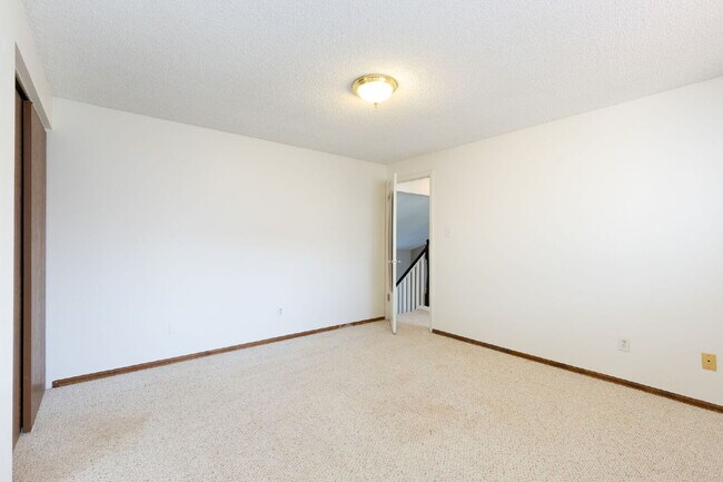 Building Photo - NW Longmont Spacious Tri Level.