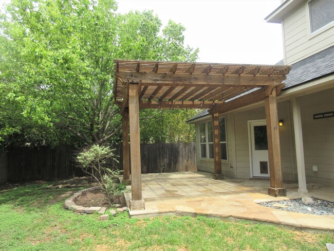 Building Photo - Large 4-bedroom with Office in the Estates...