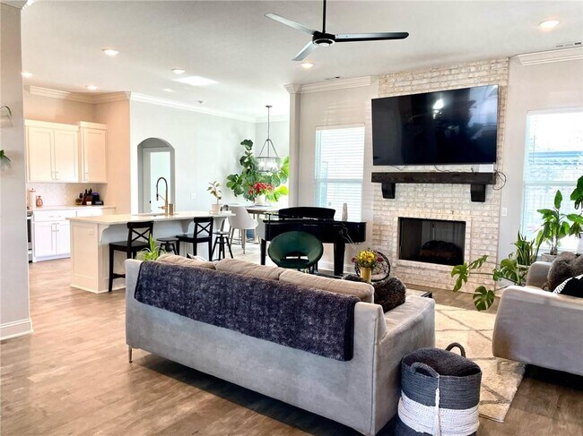 Building Photo - 2014 W Chandler Ave