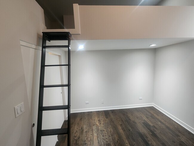 Building Photo - 114 N Aberdeen St