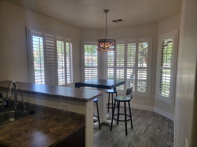 Building Photo - 3-Bedroom / 2-Bathroom Home with Attached ...