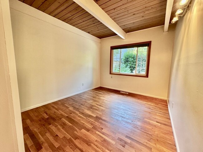 Building Photo - Mid-Century Gem near Meadowbrook Park!