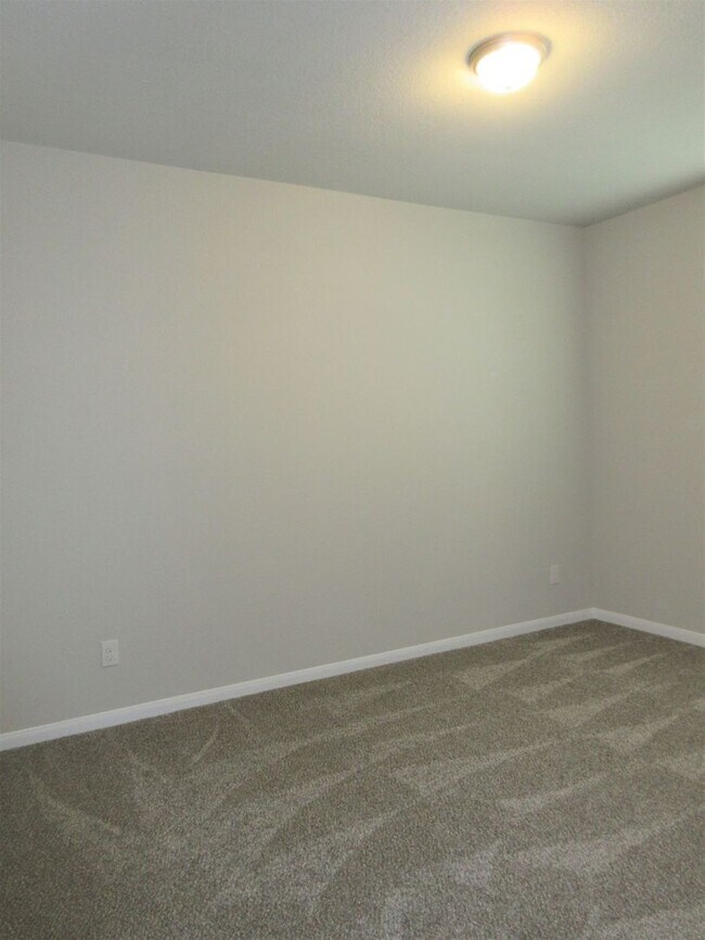 Building Photo - 4-Bedroom Home in Oak Creek - Highly Sough...