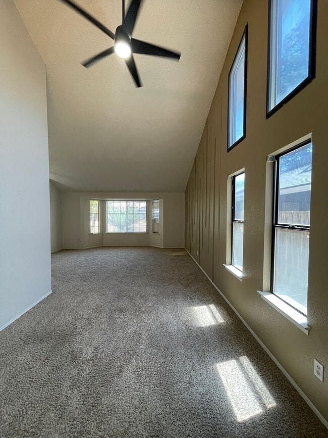 Building Photo - 3 Bedroom / 2 Bathroom for Rent $2,500