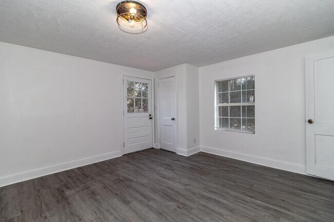Building Photo - 2113 Cresswell Dr