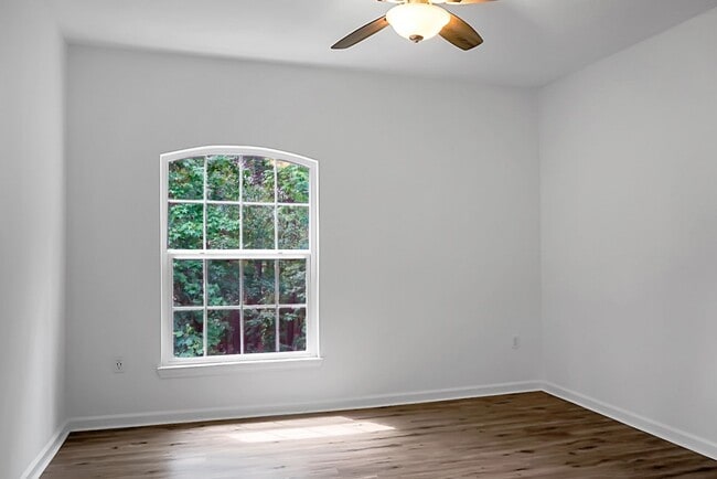 Building Photo - MOVE IN SPECIAL - 50% off First Month's Re...