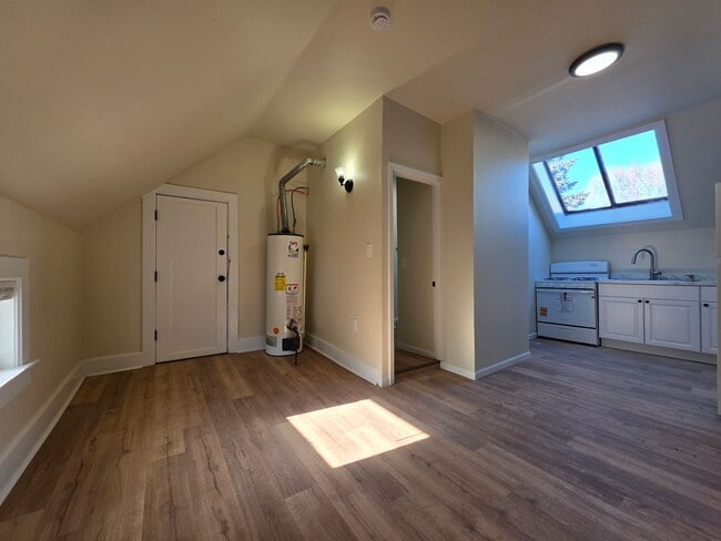 Building Photo - 210 S Maple Ave