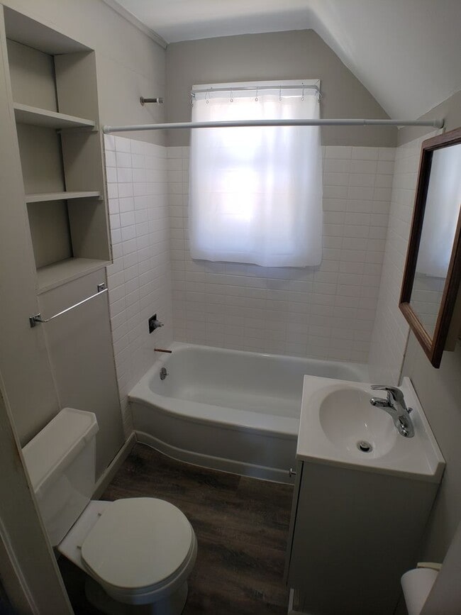 Building Photo - Cozy 2 Bedroom 1 bath Upstairs with Garage