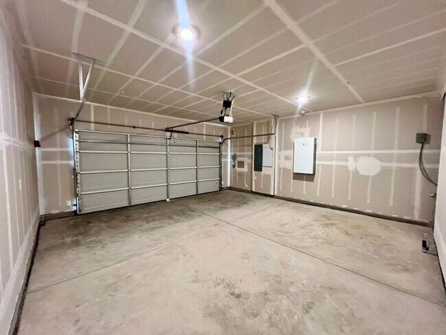 Building Photo - $2,950 Ashlan & Highland - Clovis 4 Bedroo...