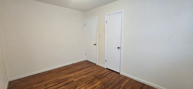 Building Photo - South Shores! 3 bedroom, 1 bath, 2 car garage!