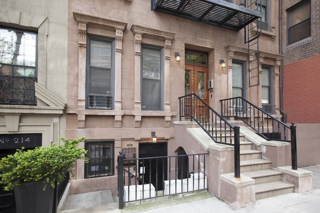 Building Photo - 212 E 70th St