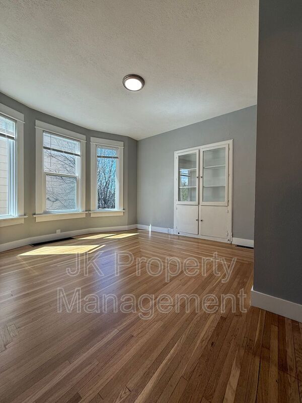 Building Photo - 913 5th Ave N
