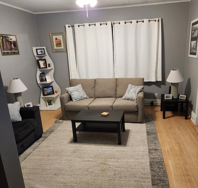 Living room - 811 W 4th St