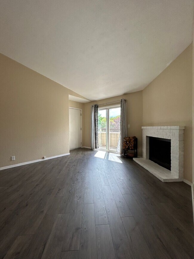Building Photo - AVAILABLE 8/11 -  2 bed / 2 bath rennovate...
