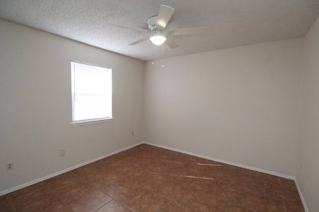 Building Photo - 2/1 Gulf Breeze Duplex! Pet friendly with ...