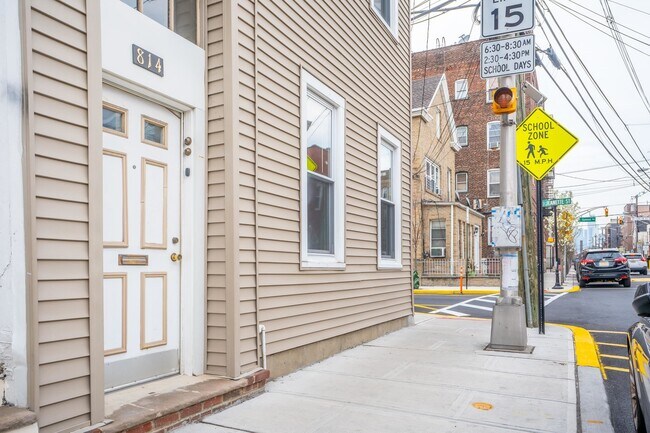 Building Photo - 814 28th St