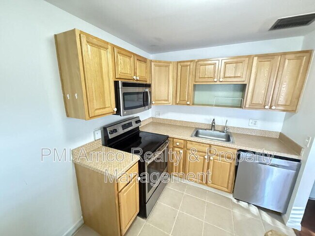 Building Photo - 2202 Clubhouse Dr