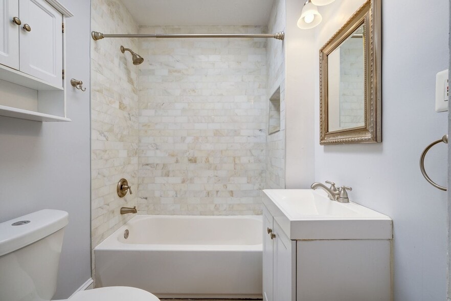 Upper Floor - Full Bathroom - 237 11th ST SE
