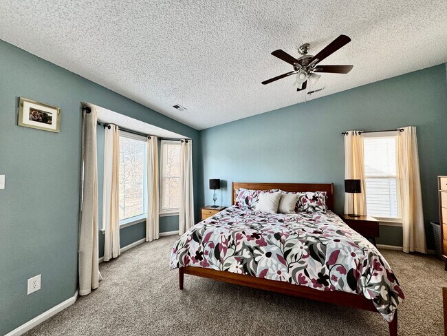 Building Photo - A Fabulous Home w/Water & Golf Course Views Available 05-04-26! Fenced Yard & Dog-Friendly!