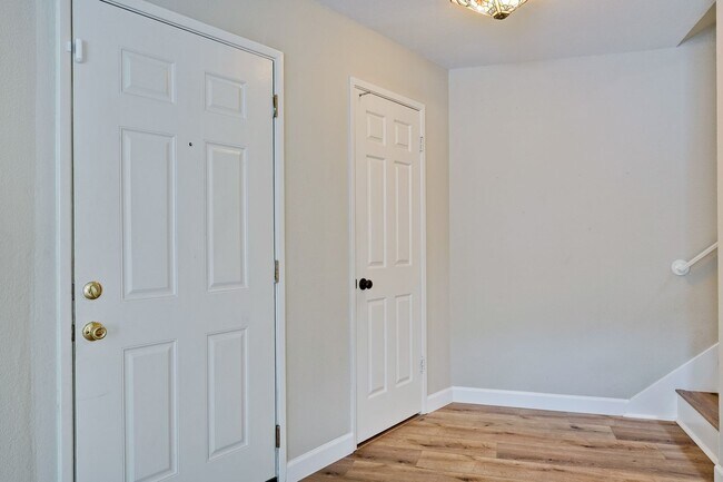 Building Photo - Welcome Home!!! - Modern and Spacious Gem! Townhouse with 2 Primary Bedrooms, Nice balcony, In re...