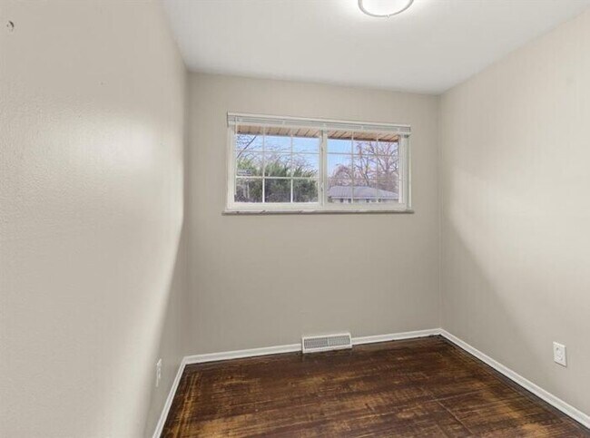 Building Photo - Freshly refreshed and move-in ready!